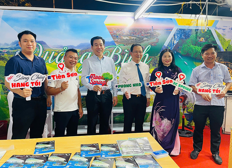 Các đơn vị, doanh nghiệp du lịch Quảng Bình tham gia hội chợ.