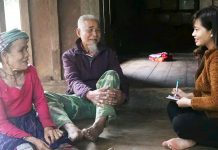 Phóng viên Nguyễn Thị Lệ Minh trong một lần đi tác nghiệp.