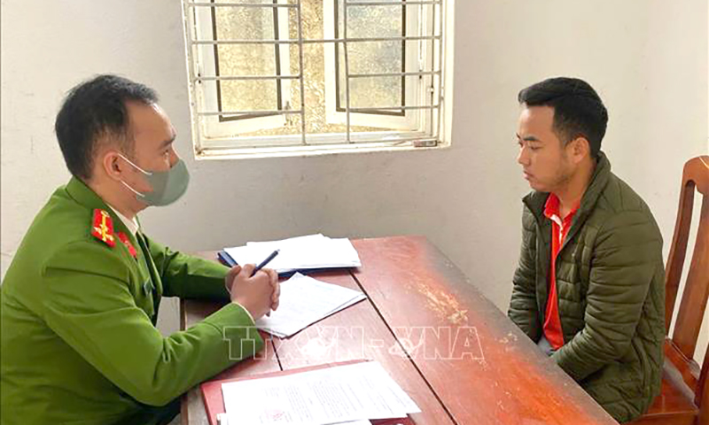 Một đối tượng bị Công an tỉnh Cao Bằng bắt về hành vi mua bán người dưới 16 tuổi. Ảnh tư liệu: TTXVN phát