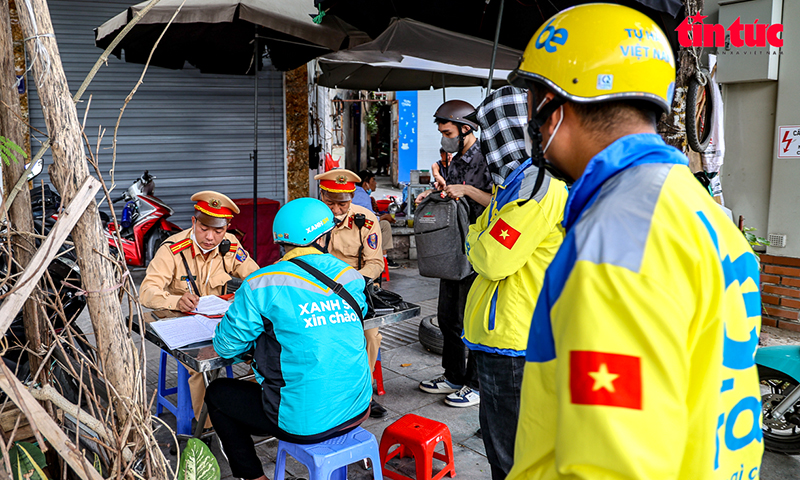 Đội CSGT số 7 (Phòng CSGT Hà Nội) xử phạt nghiêm hàng loạt xe ôm công nghệ vi phạm luật giao thông.