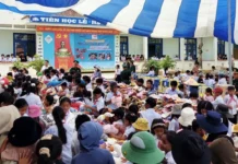 Hơn 270 triệu đồng trao tặng quà cho người dân và học sinh nghèo