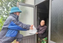 Lũ dữ hoành hành, tình người toả sáng Nghĩa tình trong mưa lũ