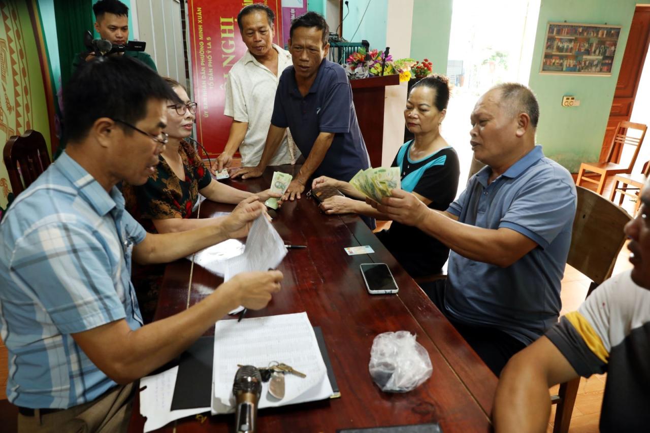 Dự kiến từ ngày 01/01/2026, mức lương tối thiểu cho người lao động theo hợp đồng sẽ được điều chỉnh tăng. Ảnh: TTXVN