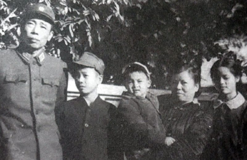 Gia đình Thiếu tướng Hoàng Sâm.        Ảnh: Tư liệu.