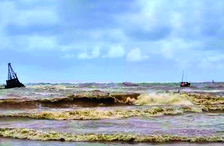 Chiếc thuyền của anh Thuận (phía bên phải) đang tiếp cận và ứng cứu tàu cá bị mắc cạn -Ảnh: X.THẾ