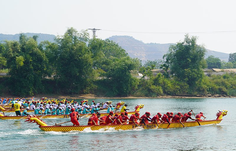 Lễ hội đua thuyền truyền thống huyện Bố Trạch là dịp để quảng bá hình ảnh con người, du lịch của địa phương.