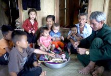 Độc đáo lễ buộc chỉ cổ tay của người Khùa