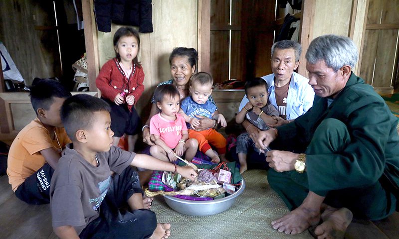 Người già và trẻ nhỏ đều thực hiện lễ buộc chỉ vào cổ tay đầu năm mới để cầu mong sức khỏe, an lành, may mắn.