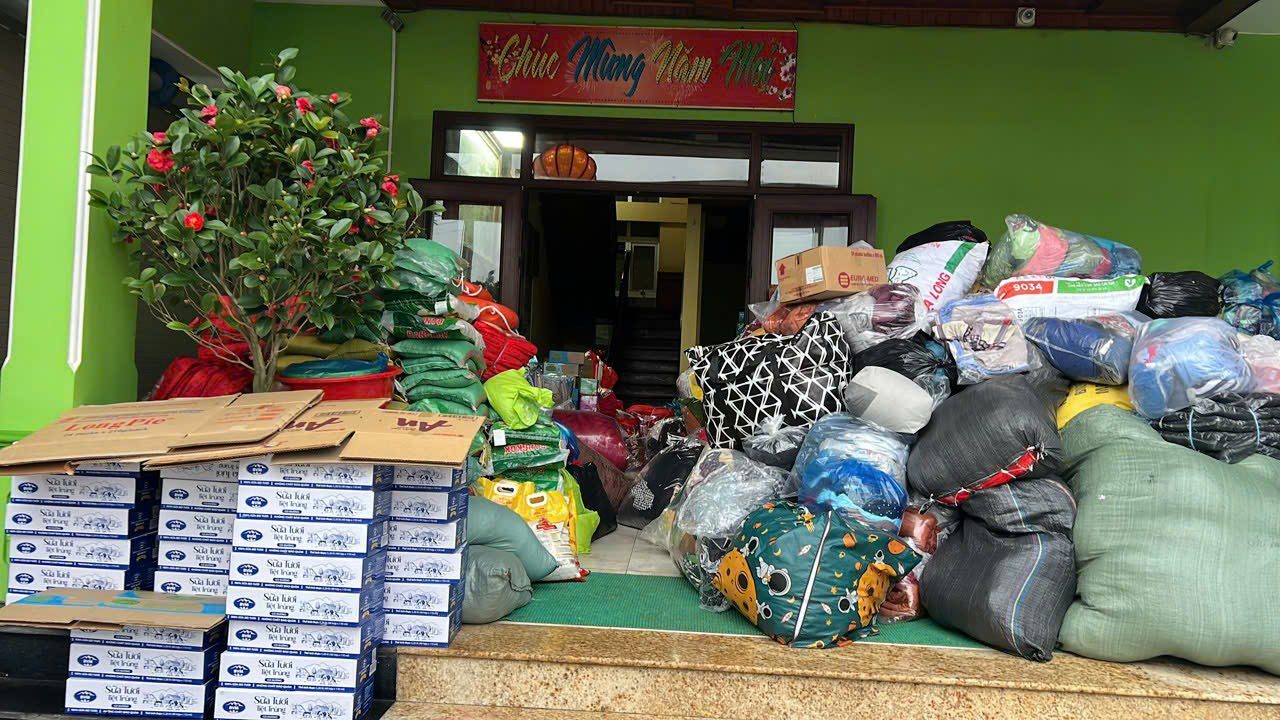 Hàng hóa nhu yeeys phẩm được tập kết để chuyển đến đồng bào vùng lũ lụt các tỉnh Khánh Hòa, Đắc Lắc- Ảnh: TH