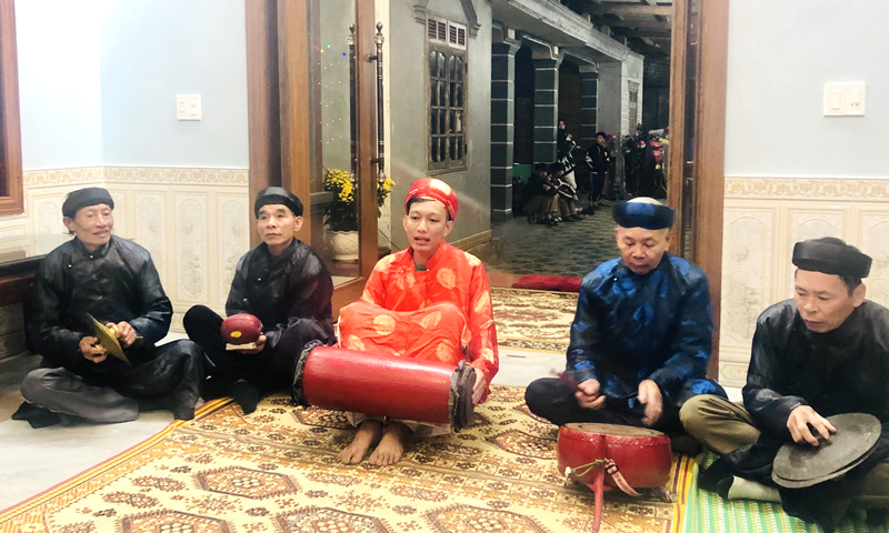  Hát chúc Tết trong nhà của gia chủ.