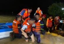 Kỳ tích giải cứu 7 người thoát khỏi tử thần dòng lũ Hiếu Giang Mắc kẹt giữa dòng nước lũ, 7 người dân ở xã Hiếu Giang may mắn được giải cứu