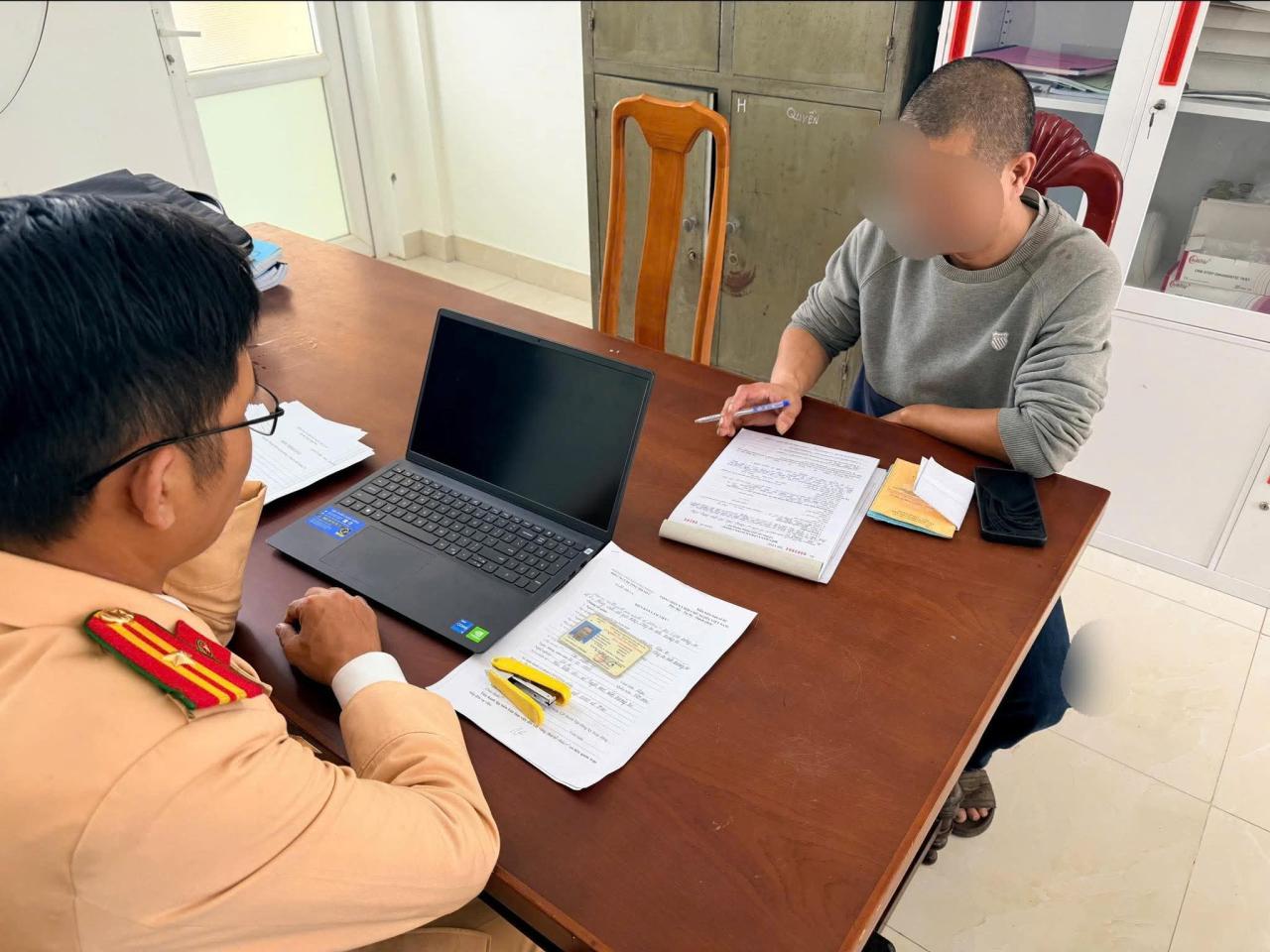 Người điều khiển phương tiện ô tô khách đi ngược chiều bị xử lý tại Phòng Cảnh sát giao thông, Công an tỉnh - Ảnh: T.L