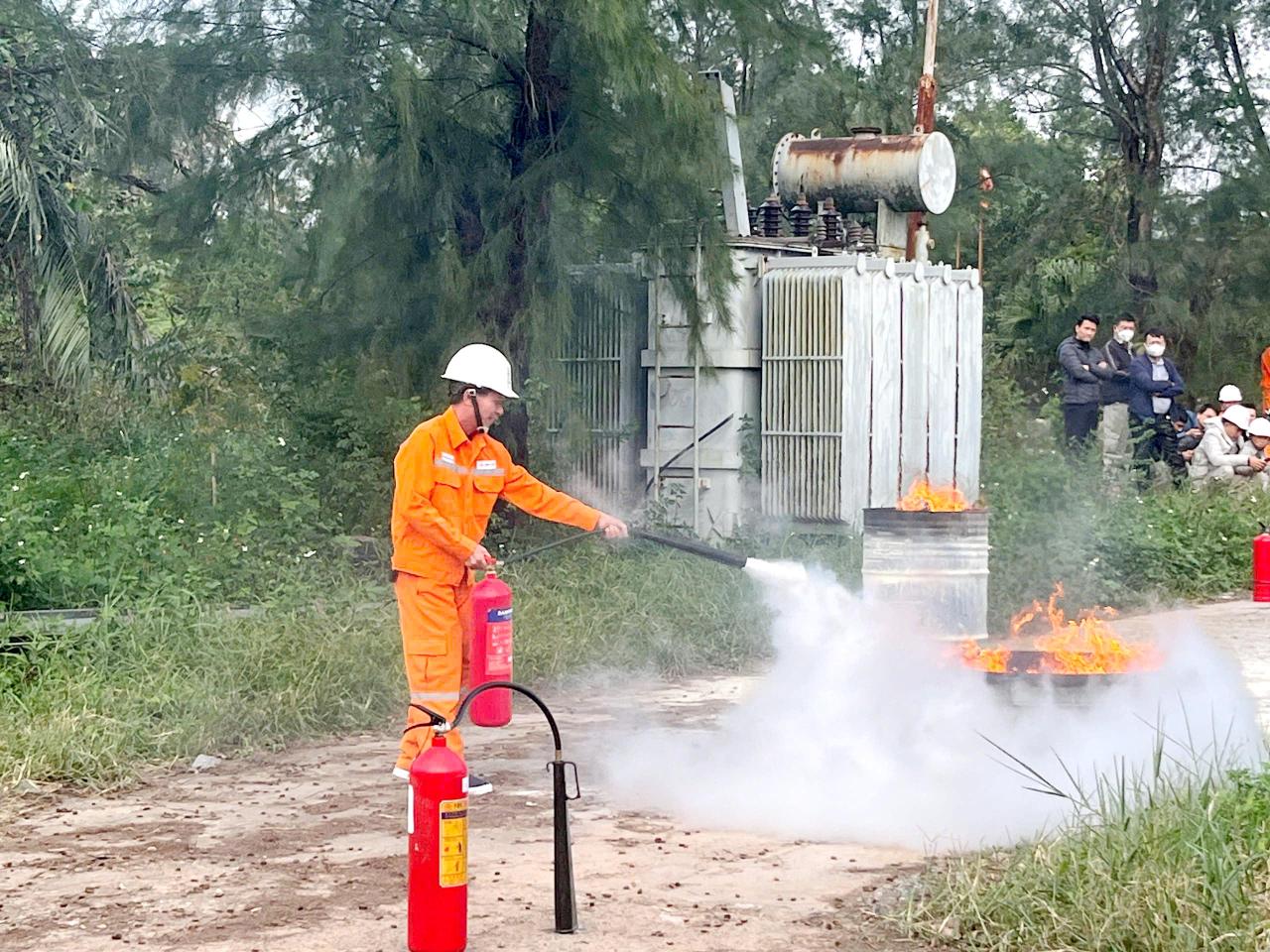 PC Quảng Trị và lực lượng chức năng tăng cường huấn luyện, nâng cao kỹ năng phòng cháy chữa cháy cho đội ngũ cán bộ, công nhân vào cuối năm 2025 - Ảnh: V.M