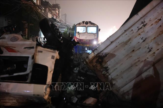 Khoảng 19h52 phút ngày 25/2/2026, tàu SE3 chạy qua khu gian Văn Điển - Thường Tín (đoạn qua thôn Yên Phú, xã Ngọc Hồi, Hà Nội) đã va chạm với ô tô tải mang biển số 29H-728.XX đang băng ngang đường sắt. Ảnh: Phạm Kiên/TTXVN