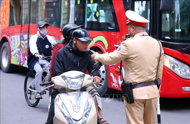 Việc kiểm tra, xử lý vi phạm nồng độ cồn trong ngày đầu năm mới đã được lực lượng CSGT duy trì nhiều năm qua. Tuy nhiên, đây là lần đầu tiên hoạt động này được triển khai đồng loạt trên toàn quốc cùng một thời điểm. Ảnh: Phạm Kiên/TTXVN