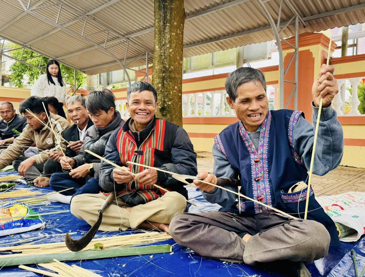 Người dân xã Tân Lập chuẩn bị lạt gói bánh trong Chương trình “Gói bánh chưng xanh – Tết cho người nghèo”. Ảnh: N.T