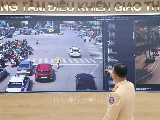 Một cán bộ đang làm nhiệm vụ tại Trung tâm chỉ huy, giám sát chặt chẽ diễn biến giao thông khu vực thủ đô thông qua hệ thống camera tích hợp trí tuệ nhân tạo (AI), sáng ngày 14/2/2026. Nguồn ảnh: TTXVN.