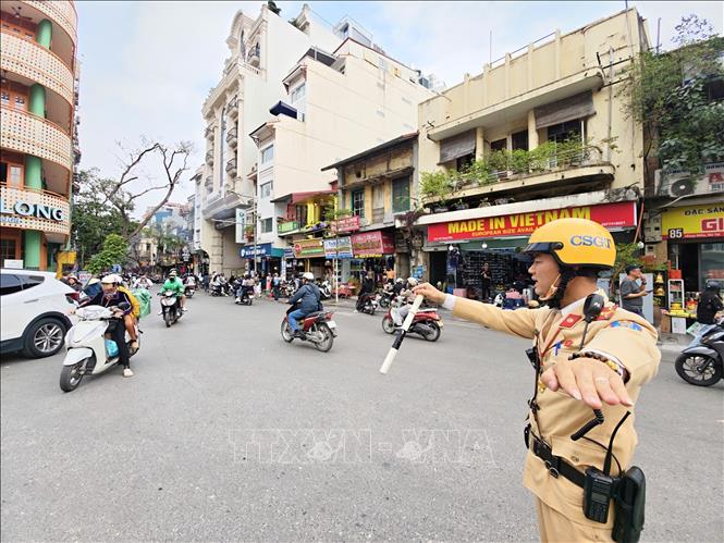 Lực lượng Cảnh sát giao thông Hà Nội ứng trực, chủ động phân luồng, bảo đảm giao thông an toàn, thông suốt trên toàn địa bàn thành phố. Ảnh: Hùng Mạnh/TTXVN