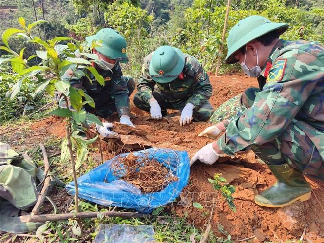 Hài cốt liệt sĩ được phát hiện ở độ sâu 1m với nhiều di vật kèm theo. Ảnh: TTXVN phát