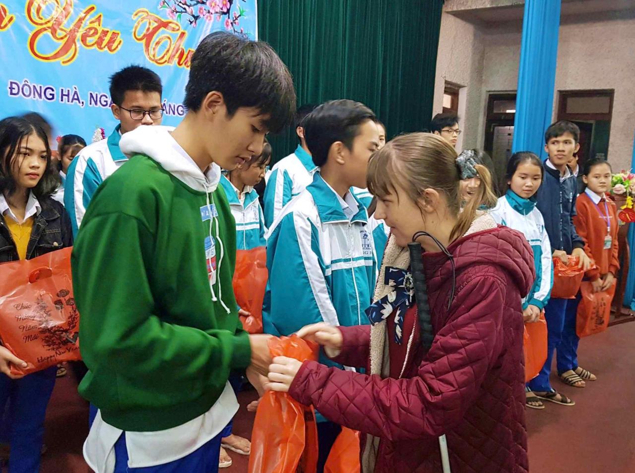 Bà Gabby Morritt trao tặng quà cho các em học sinh có hoàn cảnh khó khăn tại Quảng Trị - Ảnh: Q.H