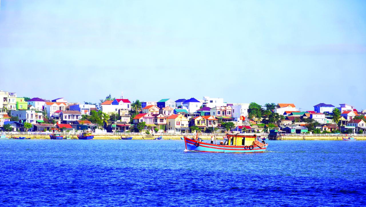 Bảo Ninh, “làng trong phố” bình yên trên bến dưới thuyền - Ảnh: N.M