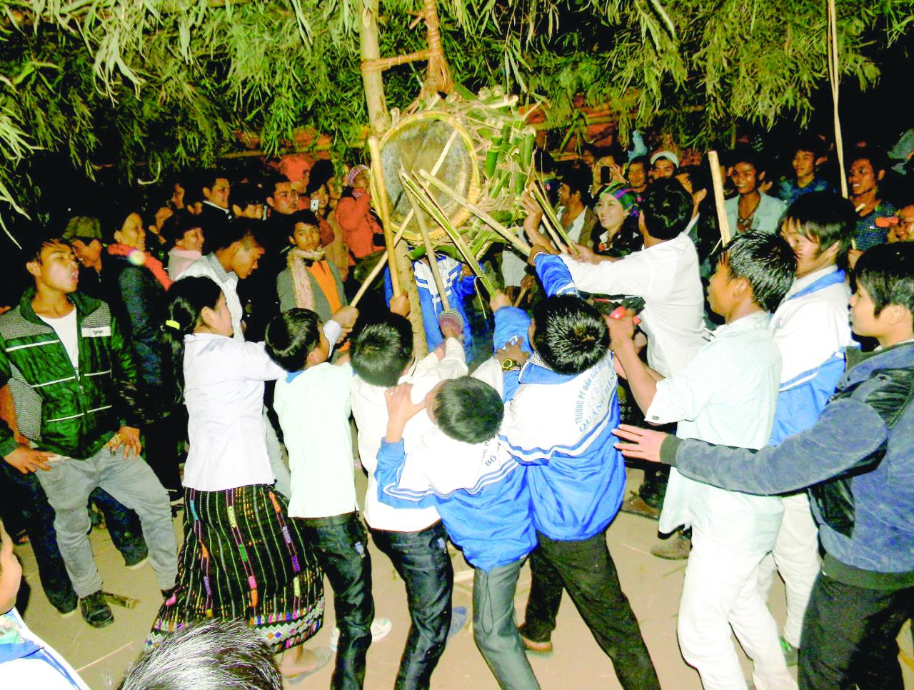 Tết đập trống của người Ma Coong ở bản Cà Roòng 1, xã Thượng Trạch - Ảnh: V.M