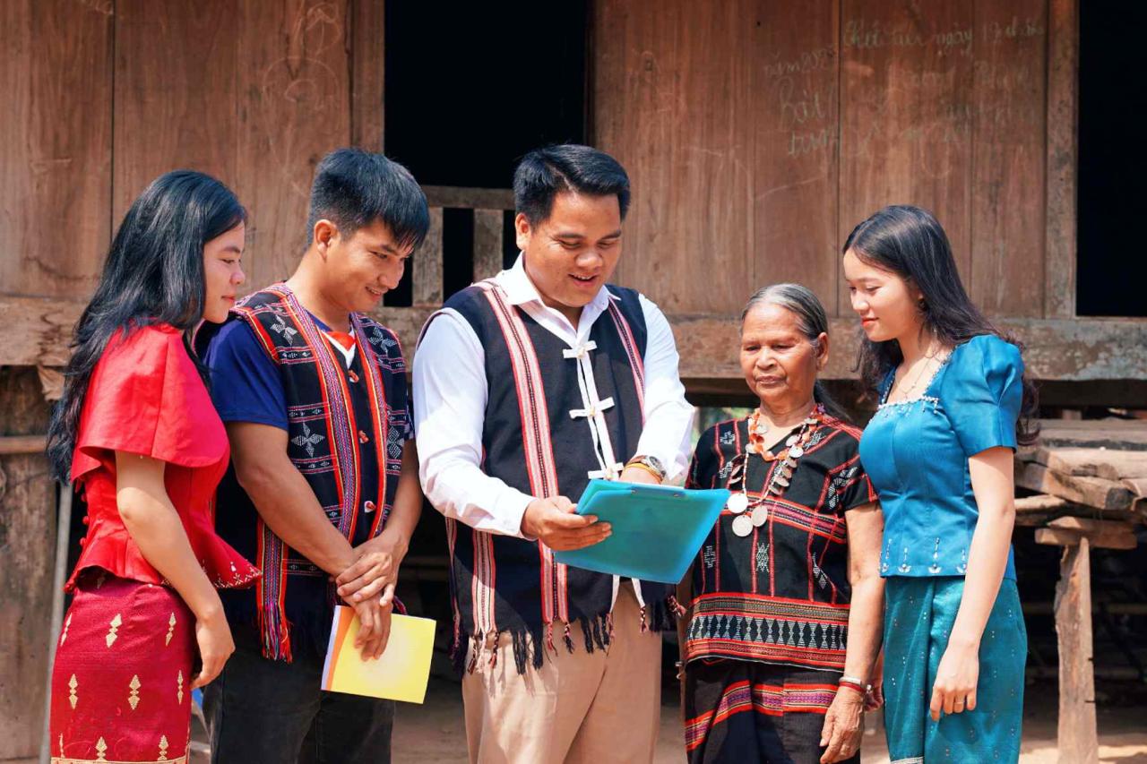 Anh Hồ Văn Thới (đứng thứ 3, từ trái sang) đang thực hiện công tác tuyên truyền, vận động quần chúng nhân dân tuân thủ chủ trương của Đảng, cũng như chính sách và pháp luật của Nhà nước - Ảnh: T.L