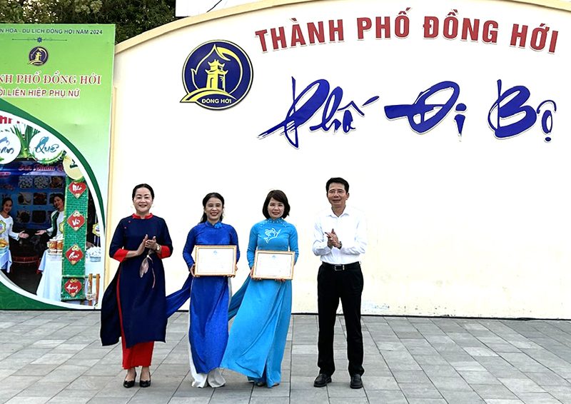 Đại diện lãnh đạo TP. Đồng Hới và Hội LHPN tỉnh trao giải cho đơn vị tham gia 