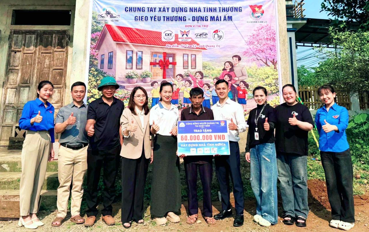 Anh Cao Xuân Thọ, đại diện Hội đồng hương Quảng Trị tại Nhật Bản trao biển tượng trưng xây dựng nhà tình nghĩa cho gia đình ông Nguyễn Minh Tân - Ảnh: T.L