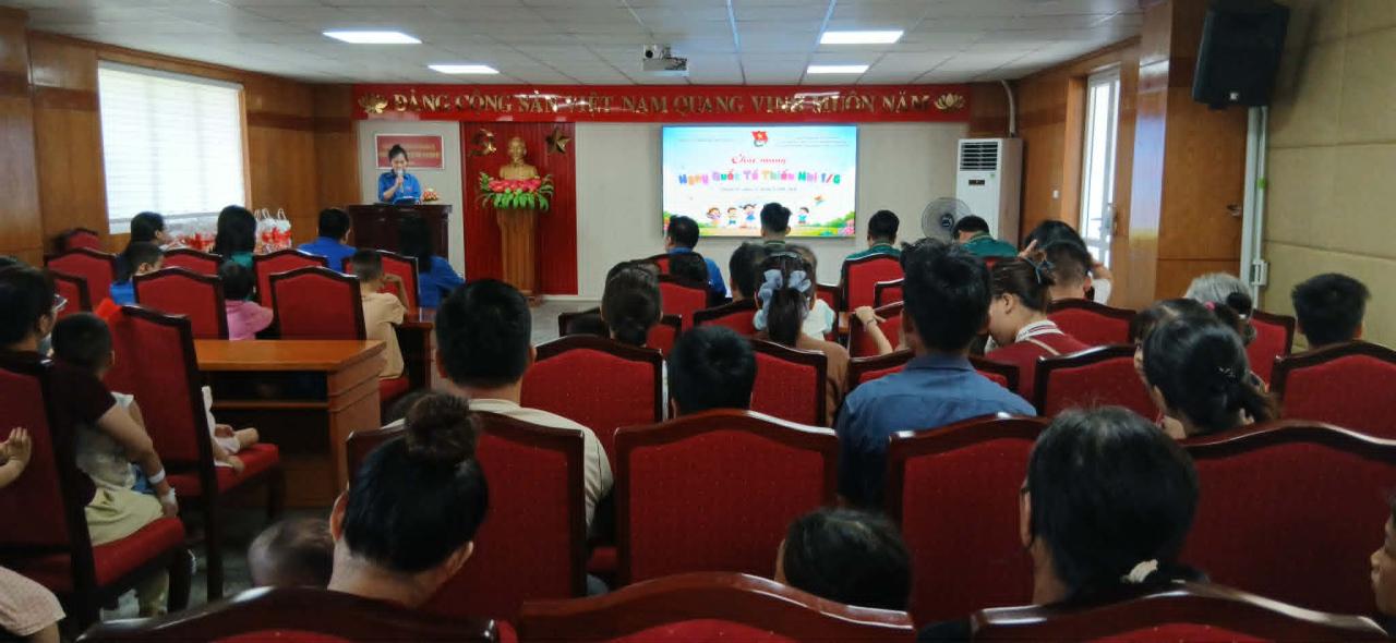 Ảnh: H.Đ Quang cảnh chương trình tặng quà cho các em thiếu nhi tại Bệnh viện Việt nam - Cu Ba Đồng Hới.