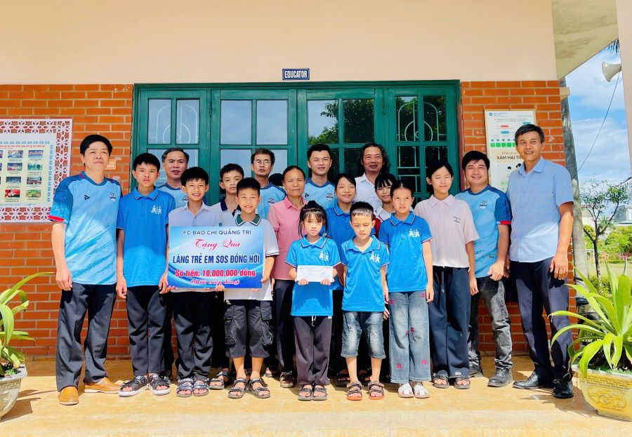 Đội Bóng đá Phóng viên Quảng Trị trao 10 triệu đồng hỗ trợ trẻ em tại Làng Trẻ em SOS Đồng Hới