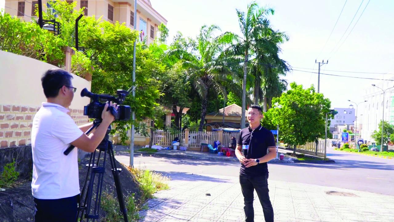 Phóng viên Báo và phát thanh, truyền hình Quảng Trị thực hiện video clip trên Báo Quảng Trị điện tử - Ảnh: H.N