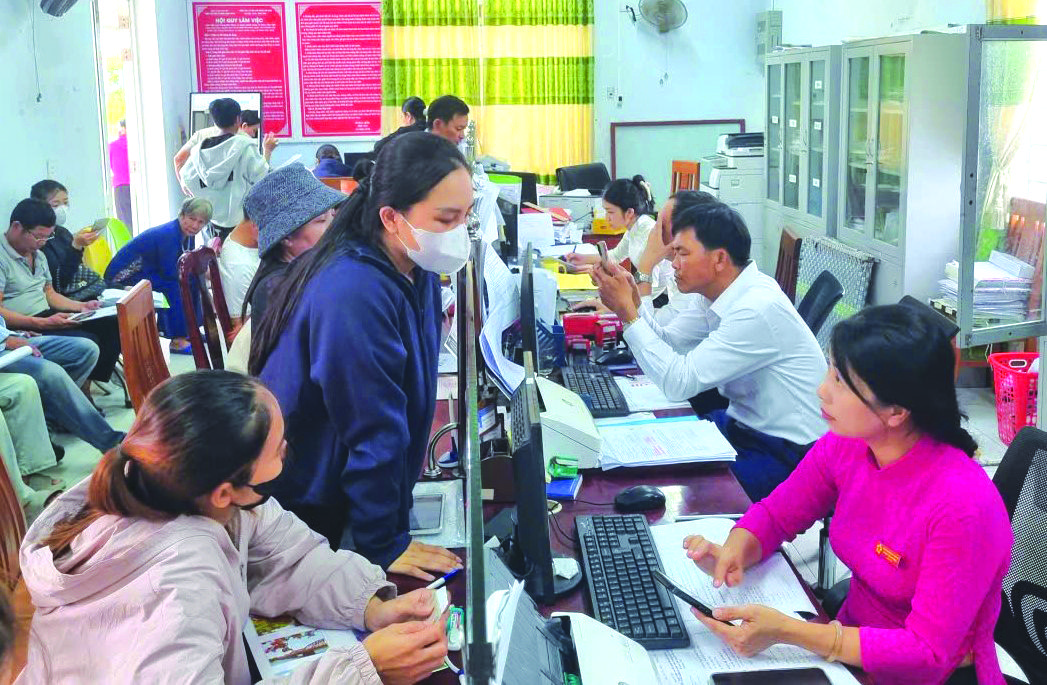 Sau sáp nhập, khối lượng công việc của cán bộ, công chức cấp xã tăng cao - Ảnh: M.L