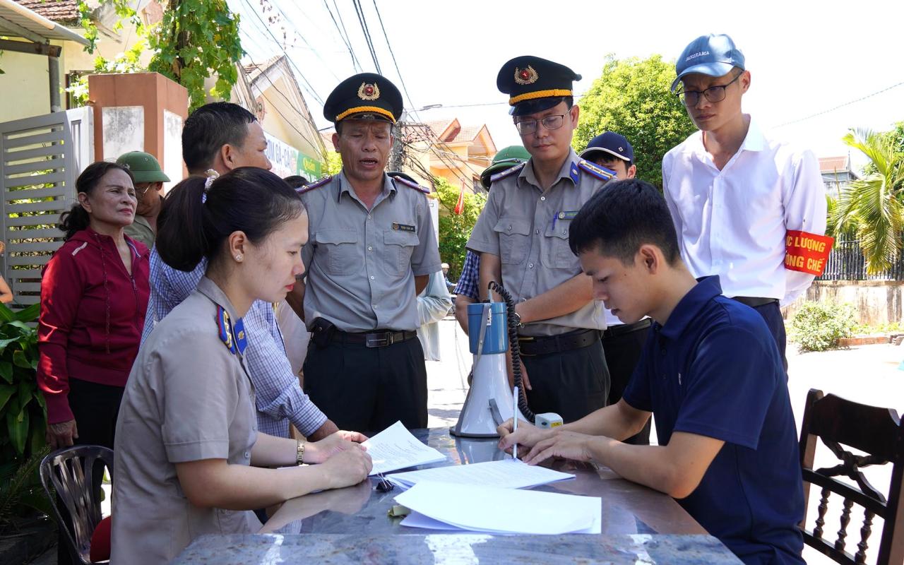 Sau buổi cưỡng chế, lực lượng chức năng bàn giao tài sản cho người mua tài sản đấu giá theo quy định của pháp luật - Ảnh: C.H