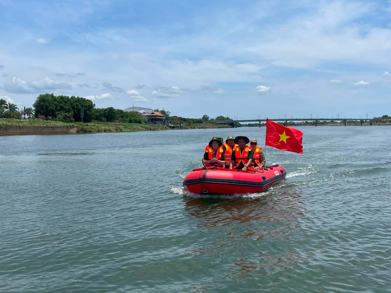 Cựu chiến binh, thân nhân liệt sĩ được đội cano tình nguyện 0 đồng chở tham quan trên sông Thạch Hãn - Ảnh: Cano 0 đồng