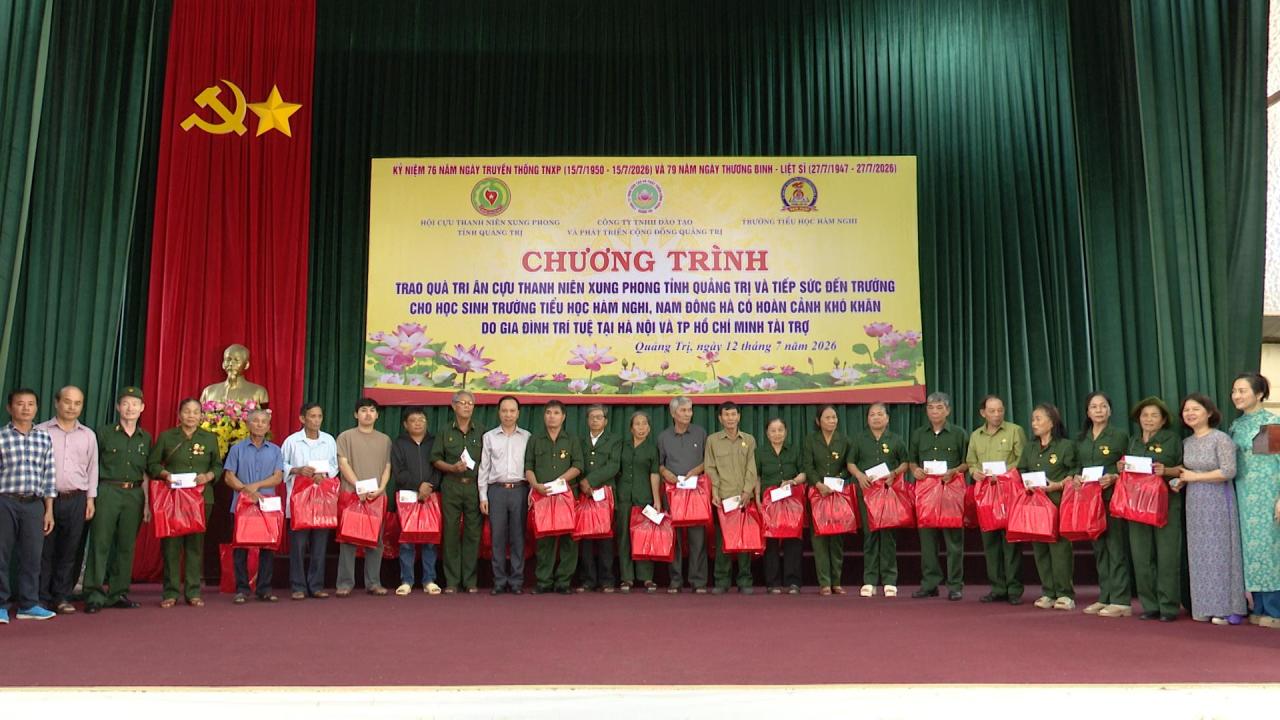 Ban Tổ chức trao quà các cựu Thanh niên xung phong có hoàn cảnh khó khăn - Ảnh: P.Đ